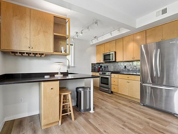 5th image of 4650 Holiday Dr #201