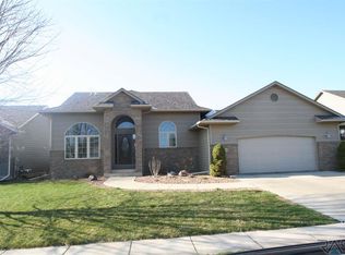 3105 W Rose Crest Dr, Sioux Falls, SD 57108