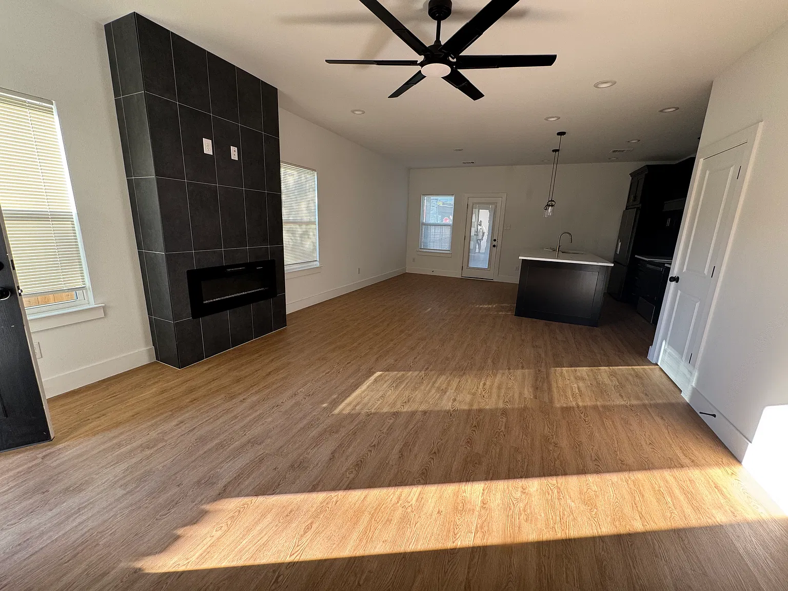 3 bed, 2.5 bath, 1725 sqft, $2,895 — Photo 3