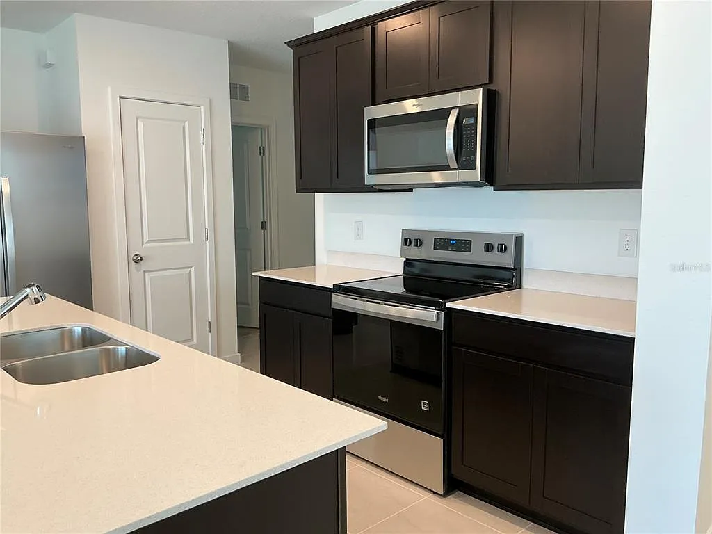 4 bed, 2.0 bath, 1580 sqft, $1,999 — Photo 3