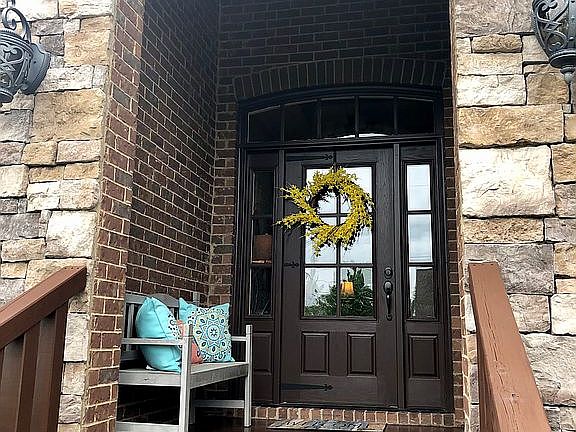 3rd image of 805 Windingbrook Ct