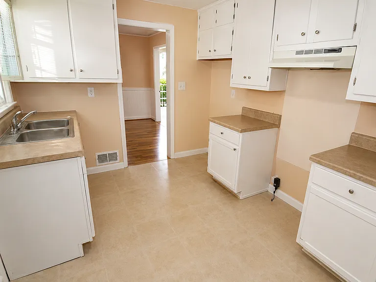 400 Carey Dr SE — Photo 3
