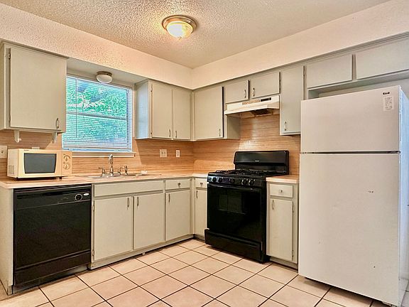 3rd image of 1322 Southport Dr APT D