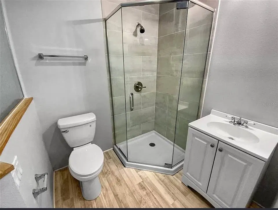 4 bed, $1,200 — Photo 1