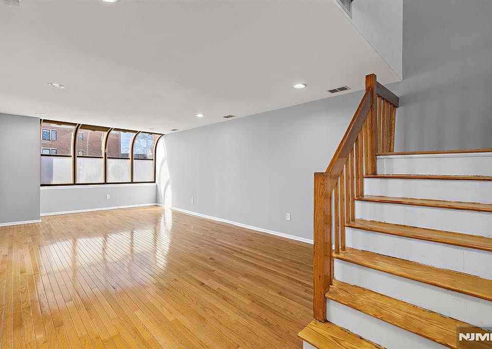 1st image of 319 Gorge Rd APT 6