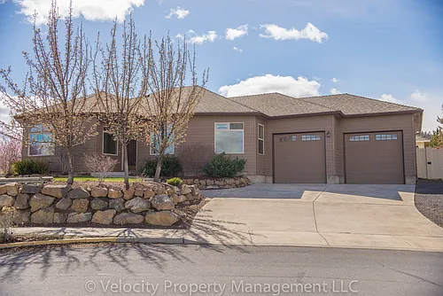 1075 NE Watt Way Photo 1