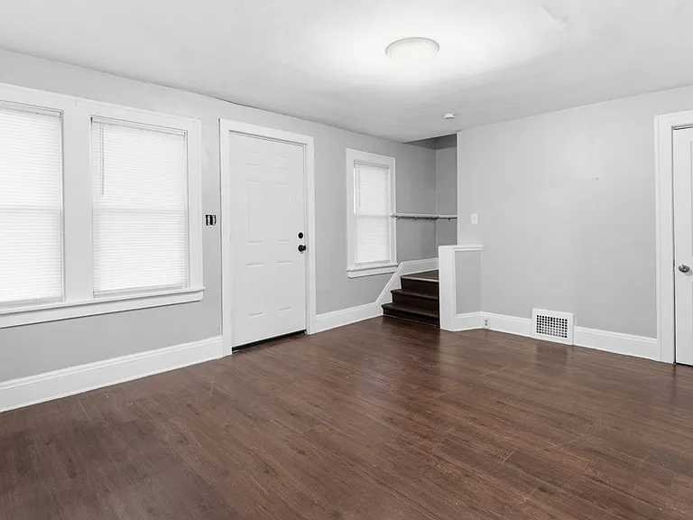 14399 Maple Ave — Photo 3