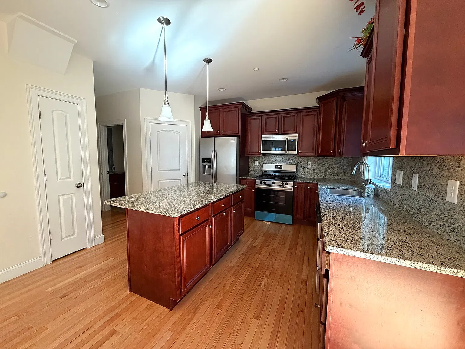 4 bed, 3290 sqft, $4,900 — Photo 4
