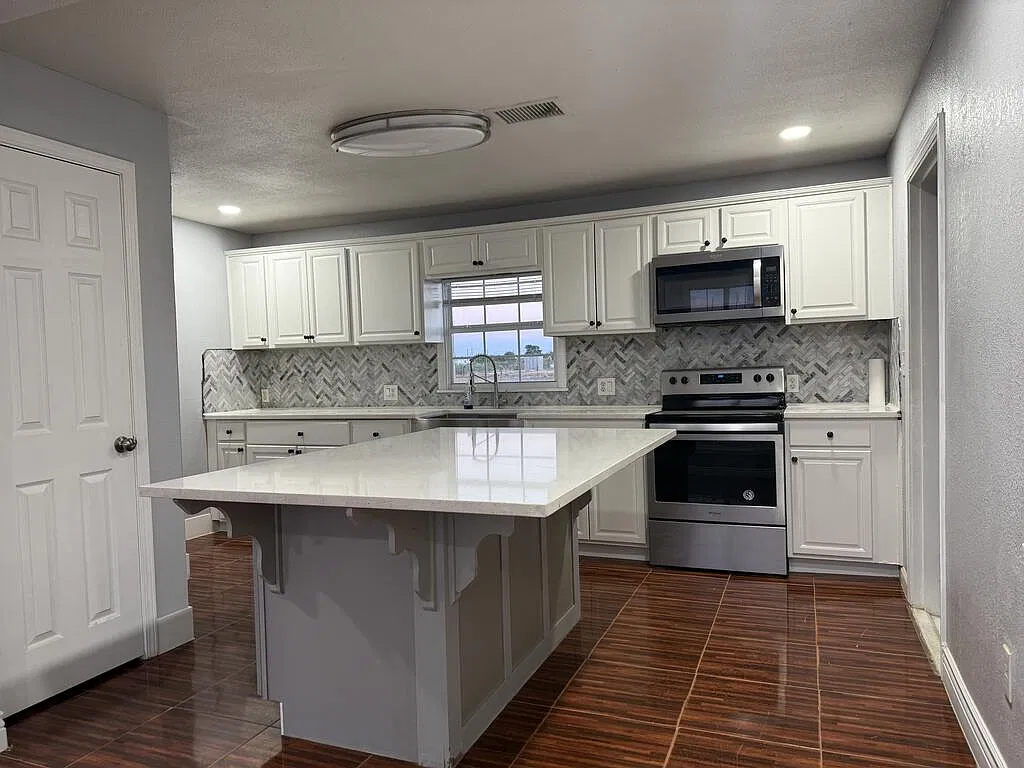 4 bed, 2.0 bath, 1944 sqft, $2,400 — Photo 4
