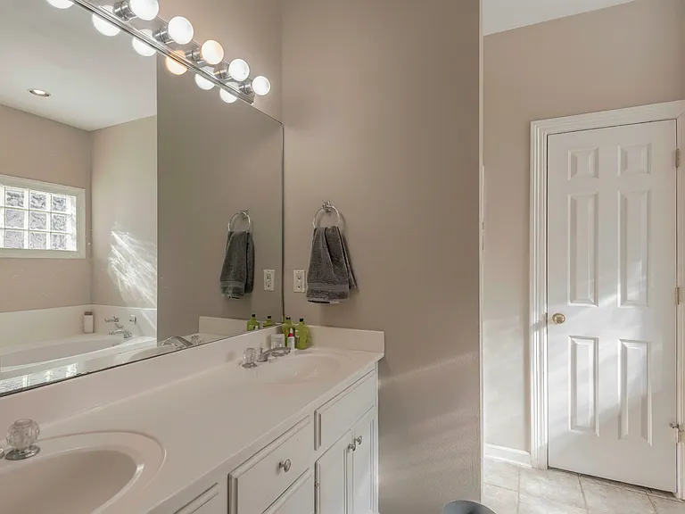 5684 Ducros Dr — Photo 18