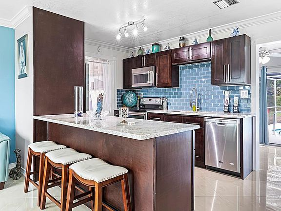5th image of 241 NE Solida Cir