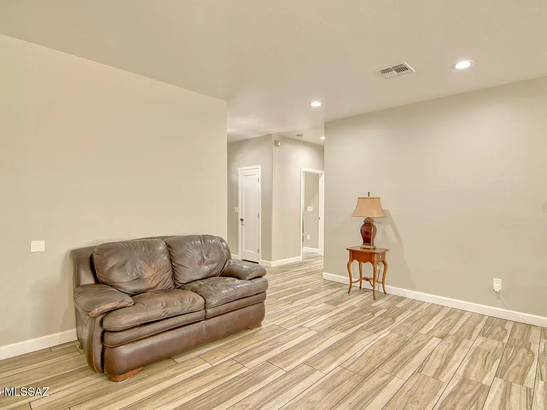 3304 E Elida St — Photo 28