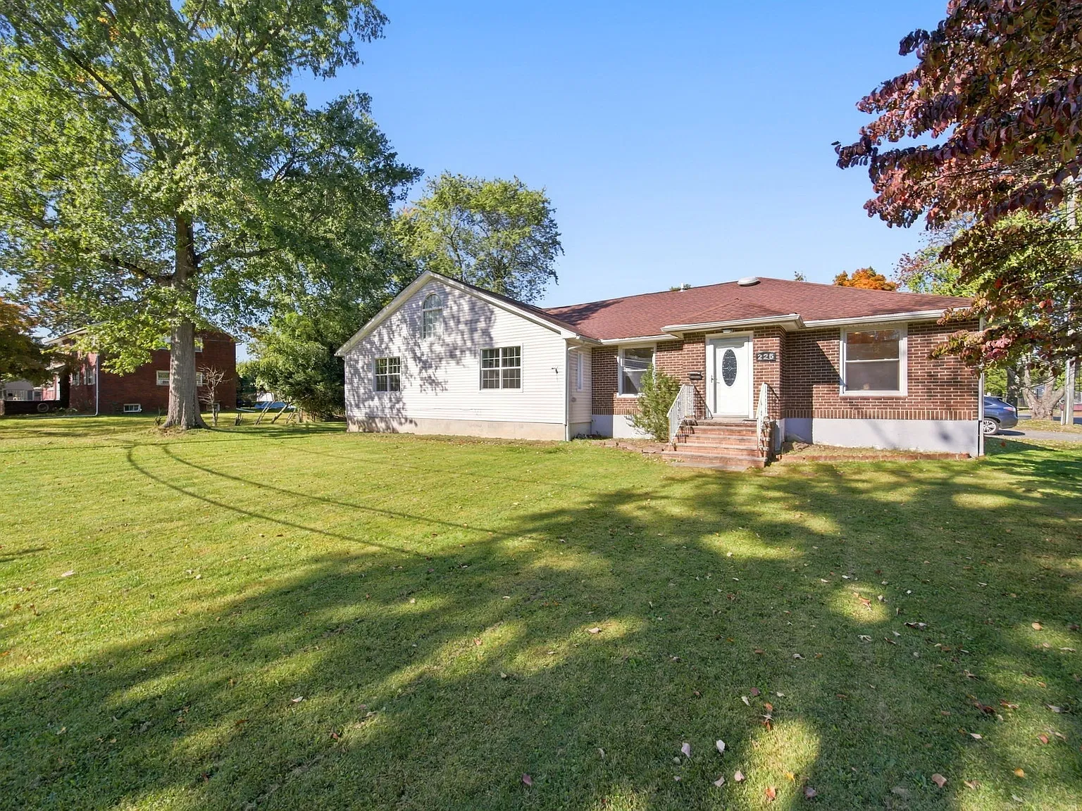 4 bed, 2500 sqft, $4,400 — Photo 2
