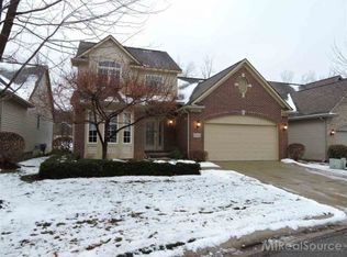 5844 Windstar Cir, Waterford, MI 48327