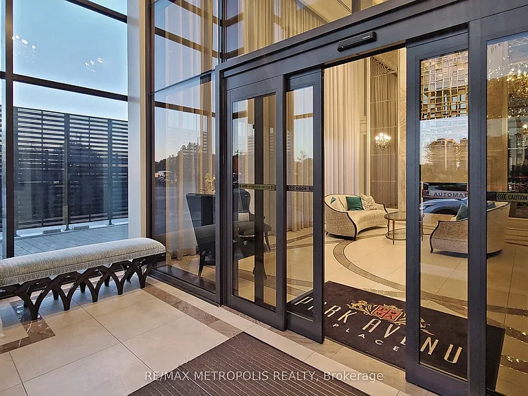 9075 Jane St #Penthouse 08 — Photo 3