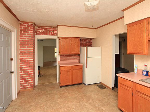 5th image of 2220 S Burdick St