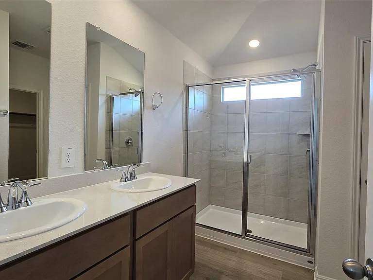 122 Holmby Dr — Photo 10