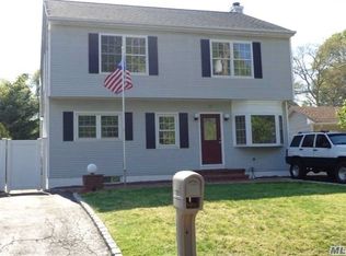 22 Abinet Ct, Selden, NY 11784