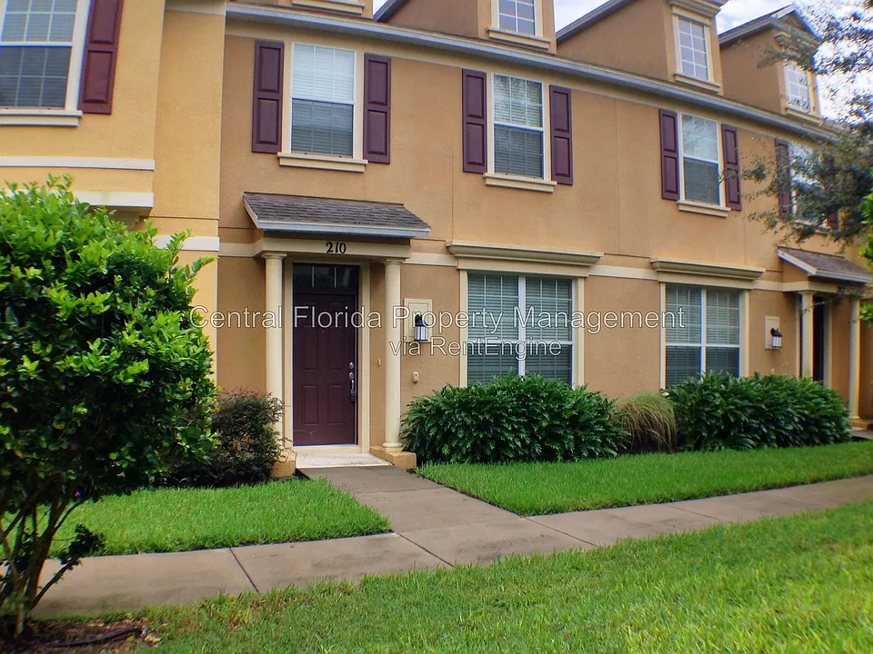 210 Silverglen Ln