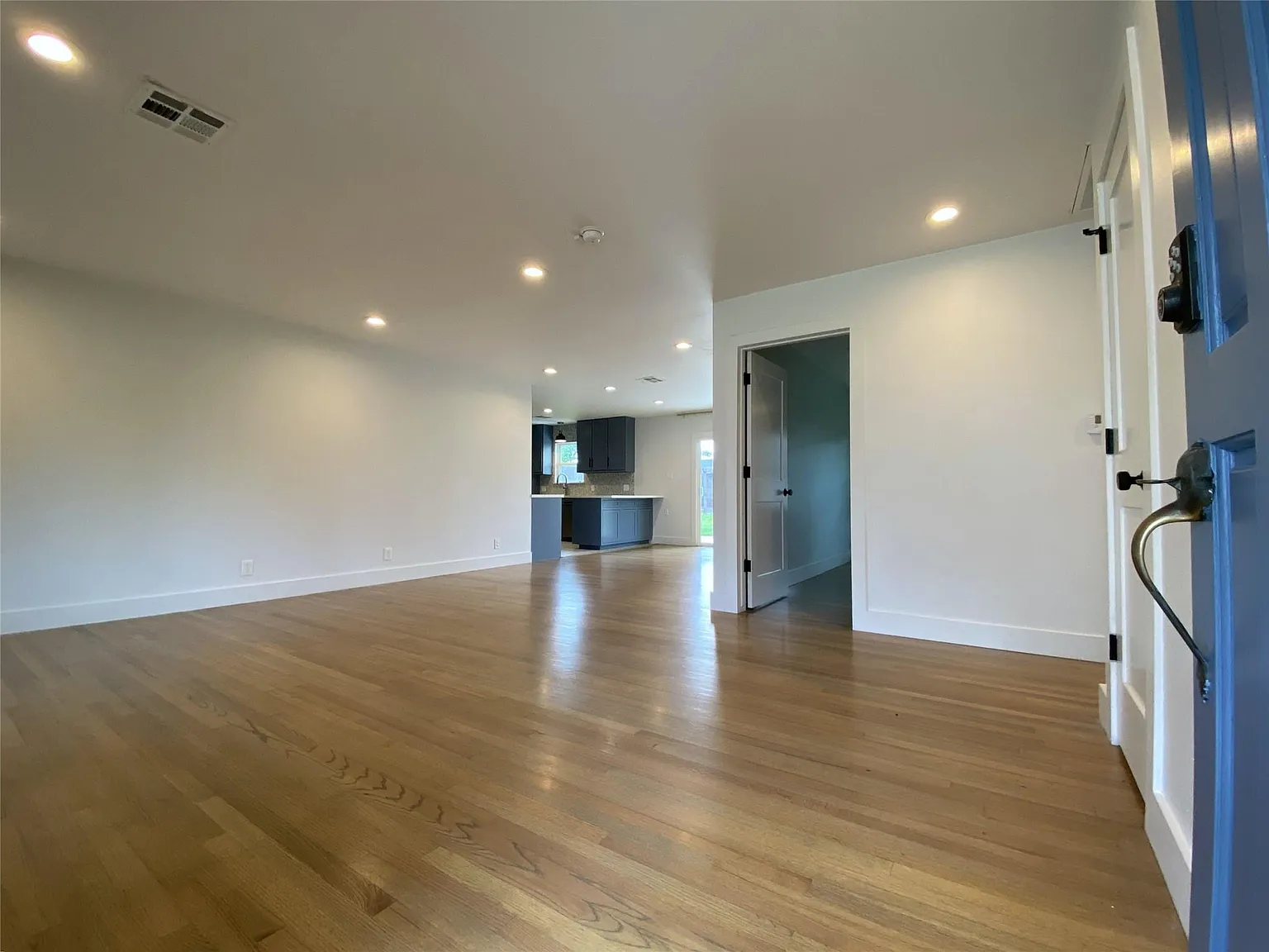 3 bed, 2.0 bath, 1397 sqft, $3,495 — Photo 2