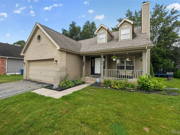 16130 Aspen Hollow Dr, Fenton, MI 48430