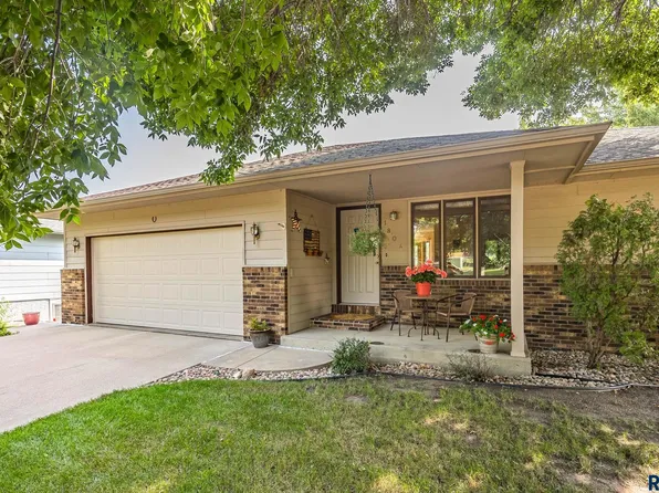 1804 S Devon Dr, Sioux Falls, SD 57106