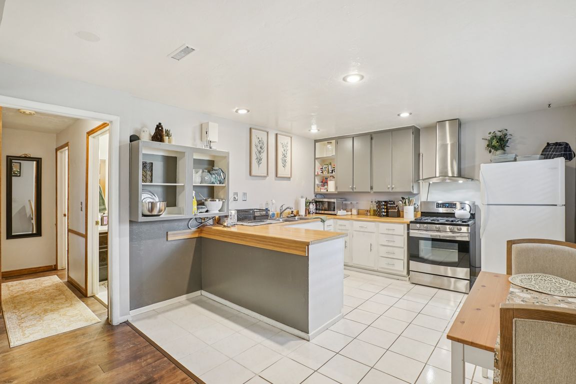 N Oakmont Ln-2406-013.jpg