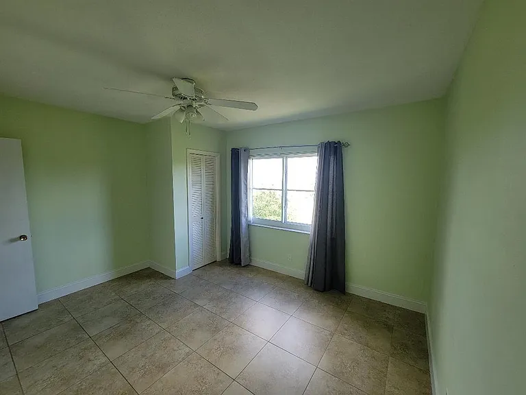 941 Crystal Lake Dr — Photo 2
