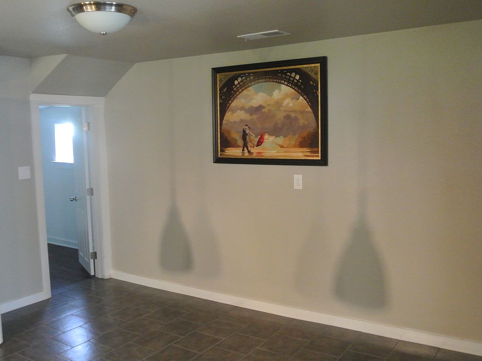 2nd image of 404 W Alamo St