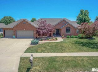 226 Heatherstone Dr, Chatham, IL