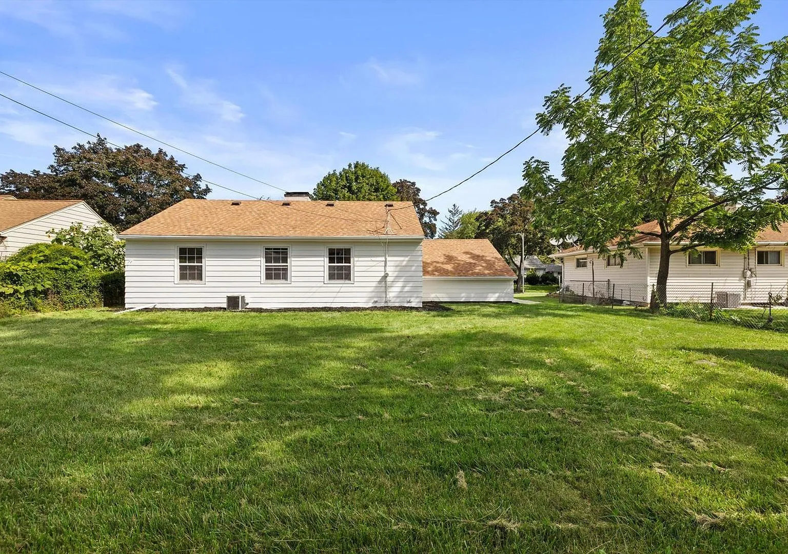 Beautifully Renovated 3-Bedroom Ranch Milwaukee/Greenfield Border — Photo 2