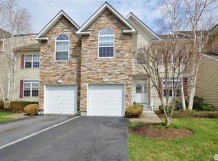 15 Manitou Trl #7, Kings Park, NY 11754
