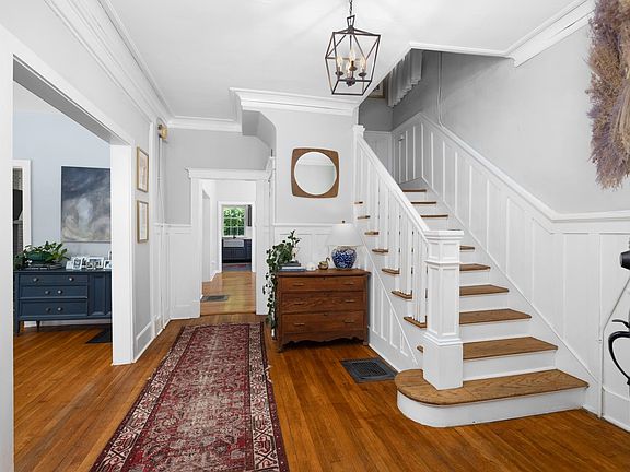 3rd image of 1482 Court Ave