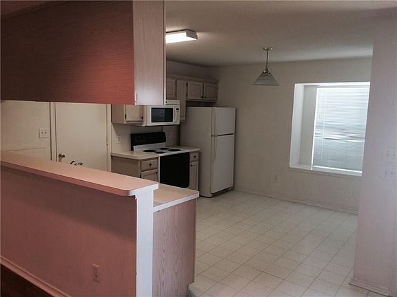 3rd image of 1602 W Hunt St