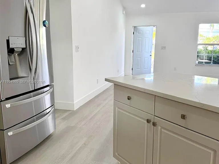 142 SW 34th Pl — Photo 8