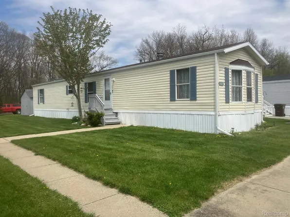 515 E Pondview Dr, Morrice, MI 48857