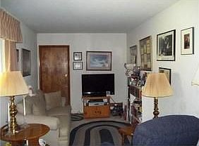 3rd image of 9 White Rock Dr
