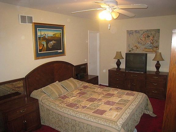 Master bedroom w full bath