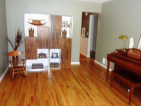 2nd image of 1614 Western Hills Ln