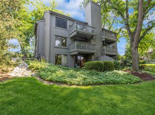 380 Woodview Rd APT D, Lake Barrington, IL 60010