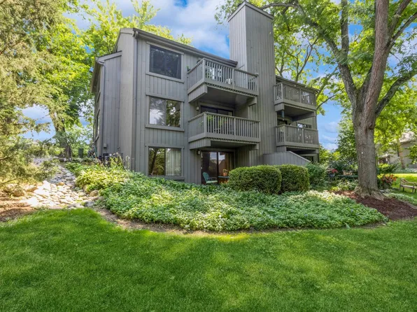 380 Woodview Rd APT D, Lake Barrington, IL 60010