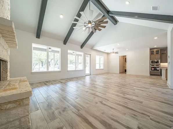 163 Pradera Ridge Drive, Floresville, TX 78114