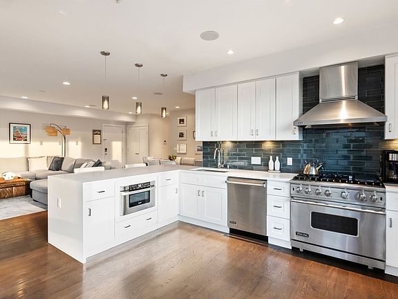 3rd image of 405 W 1st St Unit 303