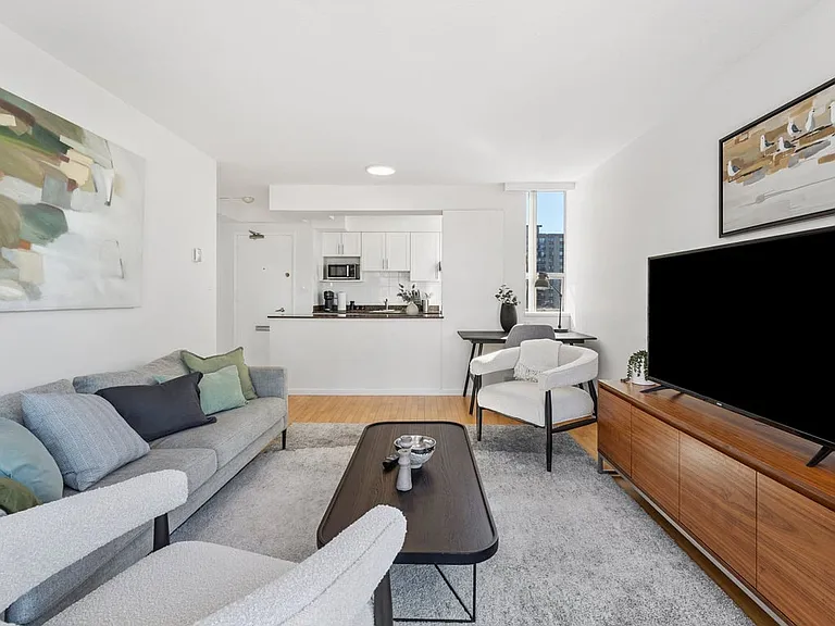 1251 Jervis St — Photo 32