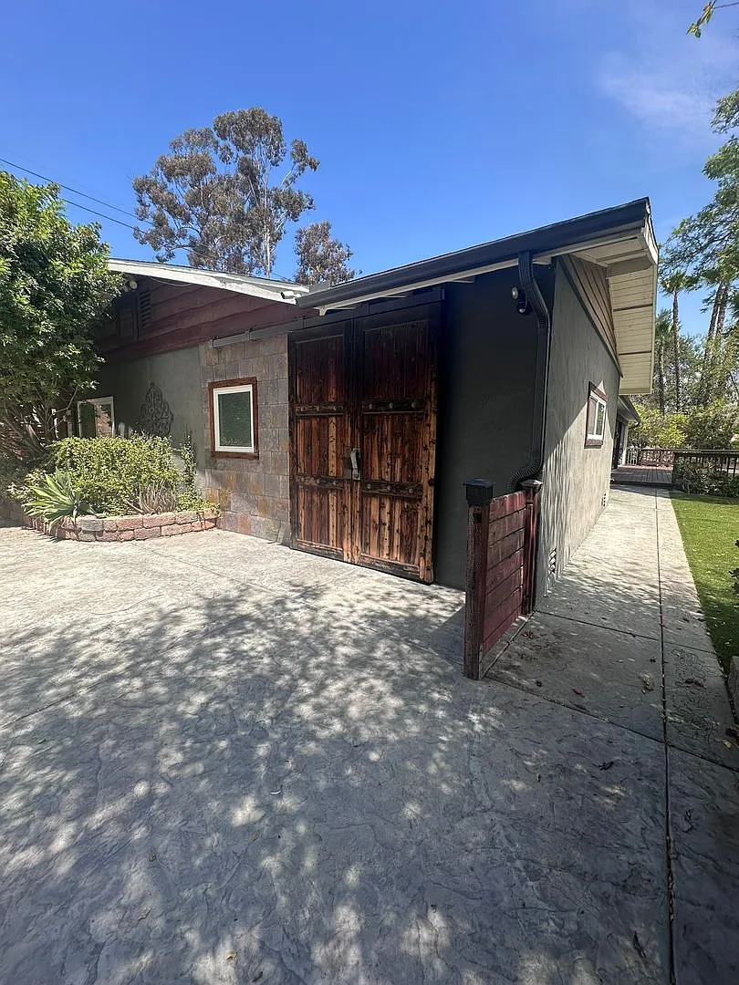 Rare opportunity, a gem in Eucalyptus Hills 3 bedroom, 3 bath home - Country living with a view! — Photo 3