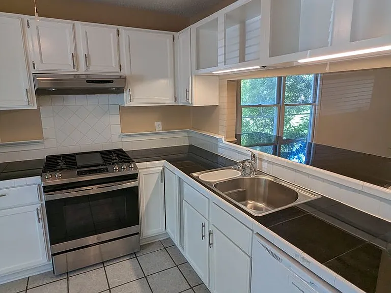220 Saint Andrews Ln — Photo 2