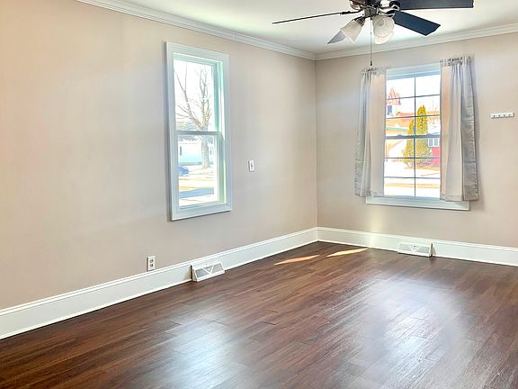 3rd image of 155 E Oak St