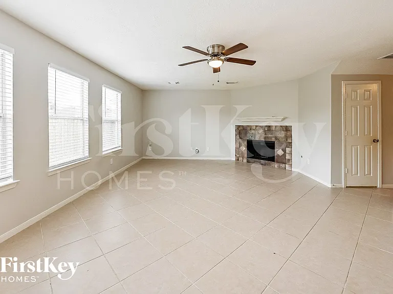 21602 Skyla Cir — Photo 3