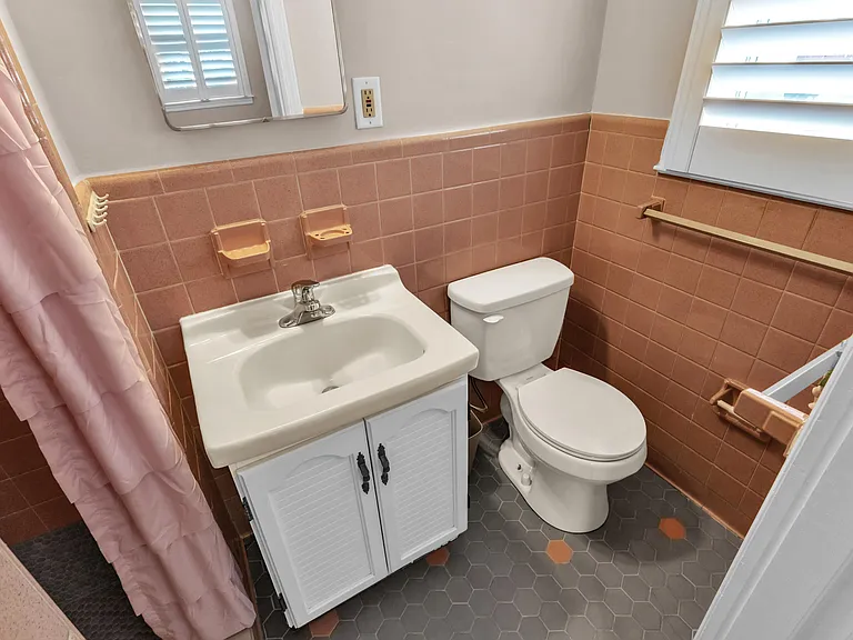 1225 Winston St — Photo 18
