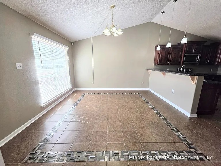 1325 E Cowden Ave — Photo 4